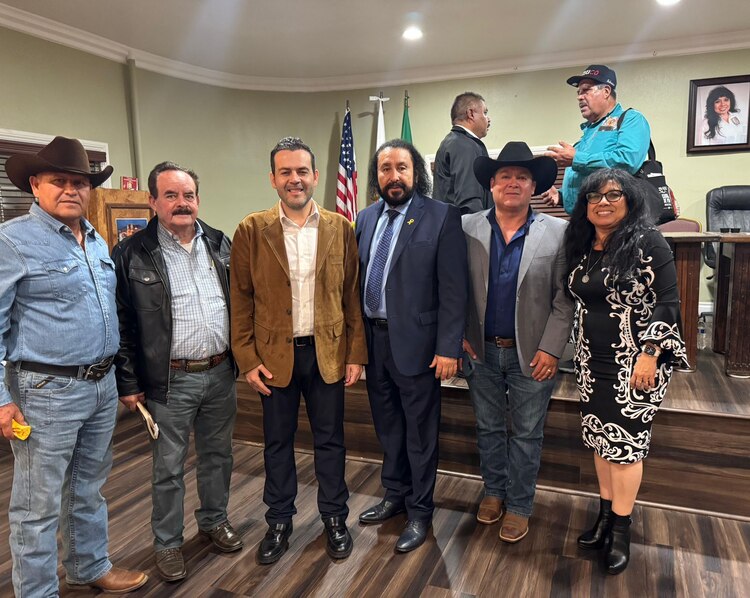 La presidenta de la Federación, Adriana Ortiz, encabezó el evento donde el legislador Mejía Haro presentó sus iniciativas en Los Ángeles, California.