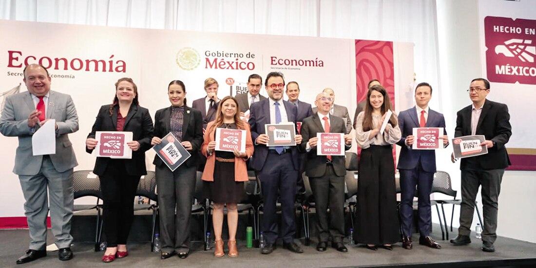 Funcionarios de la Secretaría de Economía y empresarios dan banderazo al registro de empresas para la campaña, ayer.