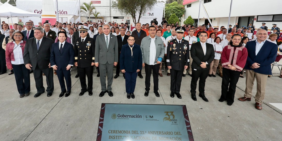 Al centro, el comisionado del INM, Sergio Salomón Céspedes Peregrina, y la secretaria de Gobernación, Rosa Icela Rodríguez Velázquez, el 19 de octubre de 2026.