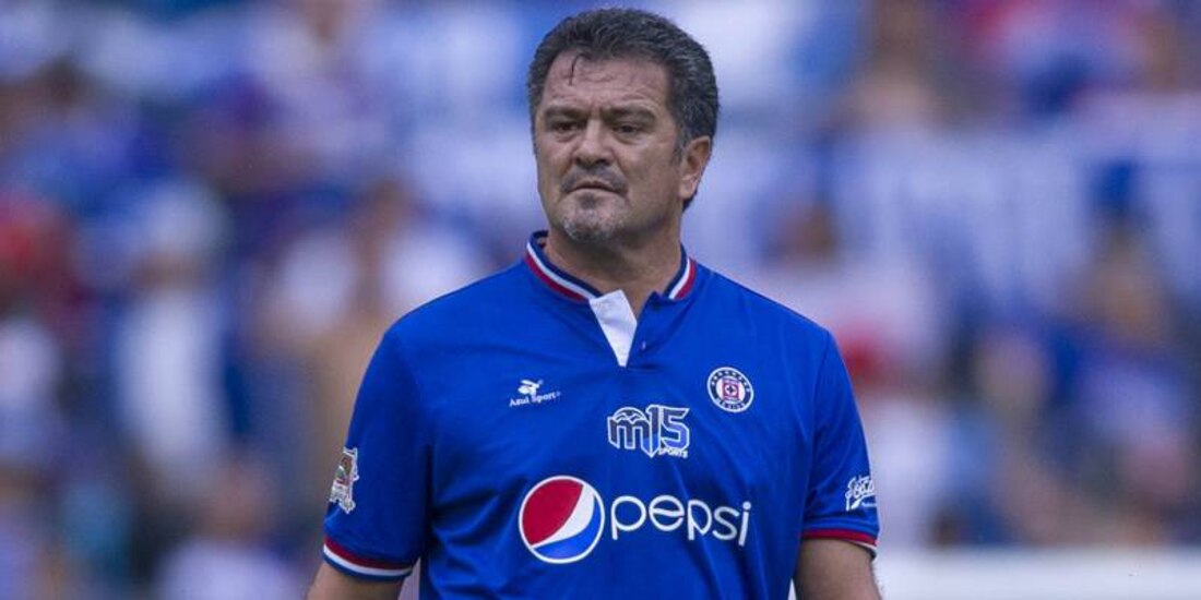Carlos Hermosillo durante un partido de leyendas de Cruz Azul.