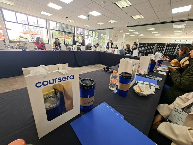 Marni Baker Stein, directora de contenido de Coursera, en conferencia de prensa