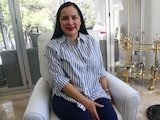 Tras autonombrarse como "la alcaldesa de las mil batallas", Sandra Cuevas, alcaldesa de Cuauhtémoc, solicitó al Frente Amplio por México ser incluida como aspirante en el proceso electoral de la capital mexicana para ser jefa de gobierno rumbo a 2024.
“Por amor a mi país, a mi ciudad, a mi gente, es que no me le agacho a nadie, no me asusta el miedo y para todos hay, véanme, completa, poderosa, hermosa, trabajadora, disciplinada y echada para adelante para ganar esta Ciudad”, dijo la alcaldesa.
Con su peculiar forma Cuevas, envió la petición a las dirigencias del PRI, PAN y PRD para que sea incluida, y recordó que llegó a su puesto de elección popular "mediante una coalición en un momento histórico".
Agregó: "Con trabajo, me he ganado mi lugar, por eso pido que se me mida como aspirante a la Jefatura de Gobierno".
“Teniendo en cuenta que al levantar la mano se me iban a venir encima todos, tanto el equipo guinda, como los azules, amarillos y rojos y es donde está peor, el fuego amigo, de los traidores, uno ya sabe quién te va a traicionar, pero de los amigos, de esos es de los qué hay que cuidarse, porque de ahí vienen las peores traiciones y ataques”, dijo Cuevas.
Sandra Cuevas, dijo que no cuenta con el respaldo de un partido político, por ahora, pero que tras, haber manifestado sus intenciones de gobernar la Ciudad de México, ya cuenta con el 15 por ciento de aceptación.
Sandra Cuevas buscará ser candidata a Jefa de Gobierno de la CDMX.