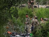 Agentes de seguridad de Estados Unidos colocaron alambre de púas en la frontera con México a fin de contener el ingreso ilegal de migrantes, ayer.