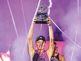 Jessica Pegula levanta el trofeo que la acredita como monarca del WTA 1000 Guadalajara Open AKRON, ayer.