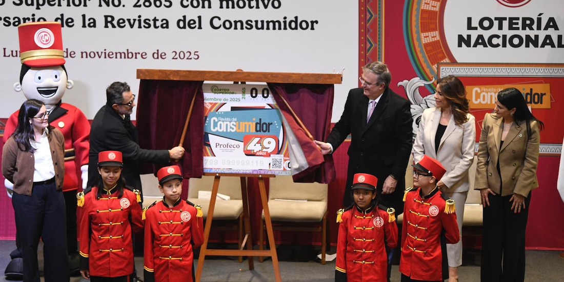 El titular de Profeco y el de Economía en la develación.