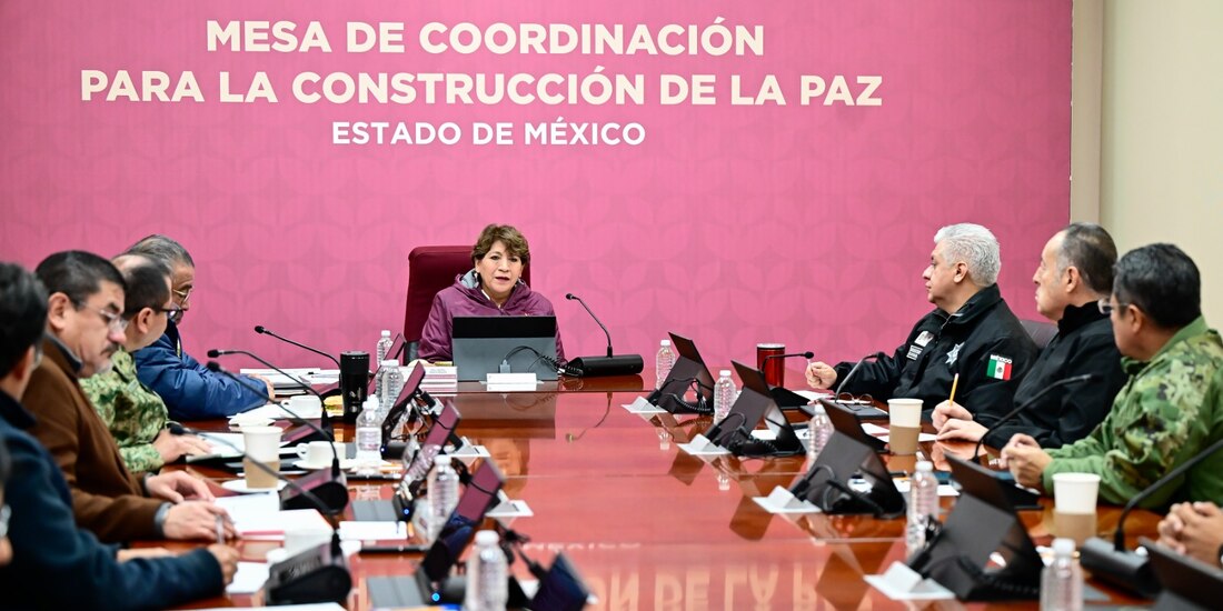 La Gobernadora Delfina Gómez con otras autoridades de la entidad.