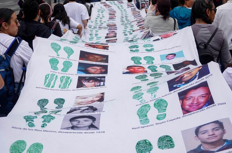 Colectivos de búsqueda de madres de personas desaparecidas realizan la VII Marcha de la Dignidad Nacional en la CDMX, el 10 de mayo.