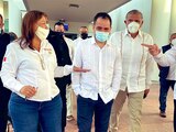 El secretario de Hacienda fue recibido por el gobernador Adán Augusto López a su llegada al aeropuerto de Villahermosa.