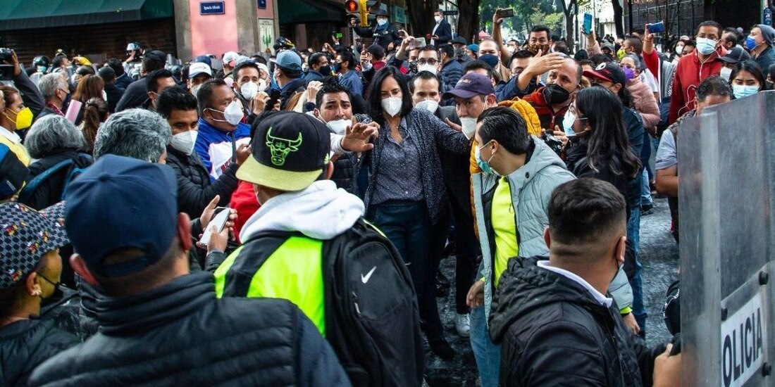 La Unión de alcaldes y alcaldesas, quienes habían convocado a conferencia de prensa en el Congreso de la Ciudad de México, se enfrentaron a policías de la capital que mantenían un operativo de seguridad en las inmediaciones del inmueble.