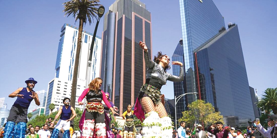 También hubo zanqueros y verbena en la despedida.
