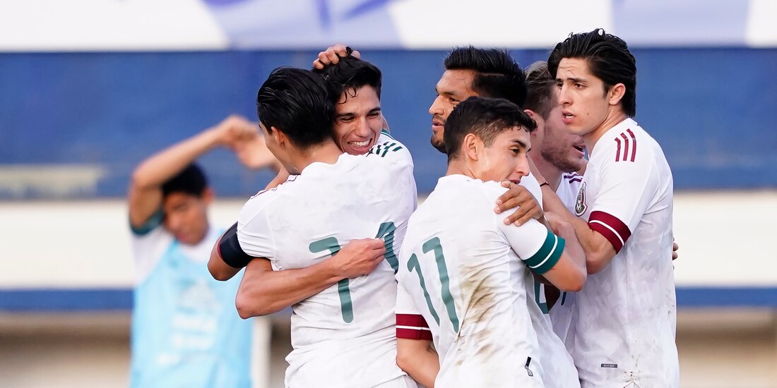 Jugadores de la Selección Mexicana Sub 23 celebran un gol contra Australia en partido de preparación rumbo a Juegos Olímpicos.
