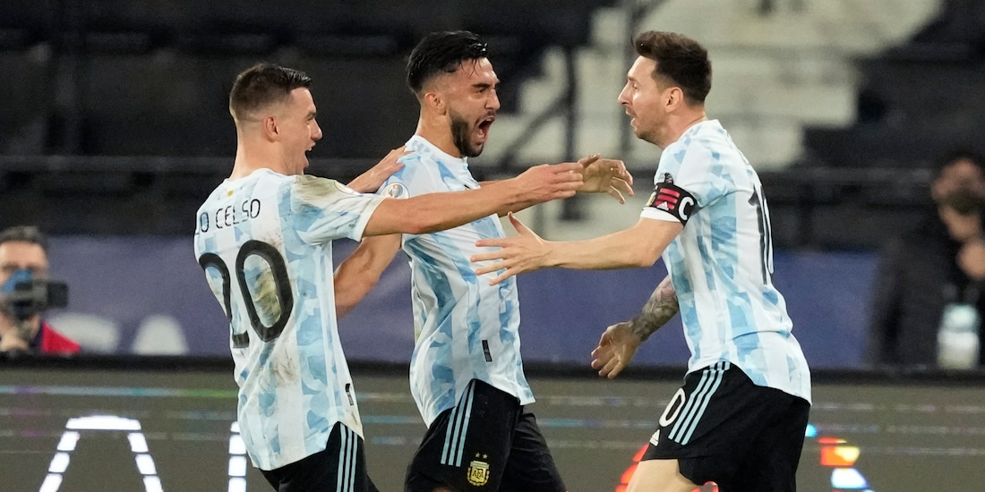 Lionel Messi es felicitado por dos de sus compañeros en la Selección de Argentina por su gol ante Chile en la Copa América 2021.