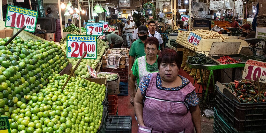 En la imagen ilustrativa, personas de compras en el mercado