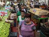 En la imagen ilustrativa, personas de compras en el mercado