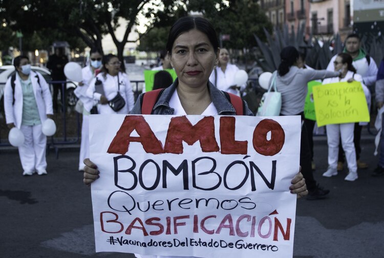Personal de Salud principalmente de la Ciudad y del estado de Guerrero se manifestaron desde las 6 de la mañana frente a Palacio Nacional para exigir contratos justos, basificación y unificación de sueldos.
