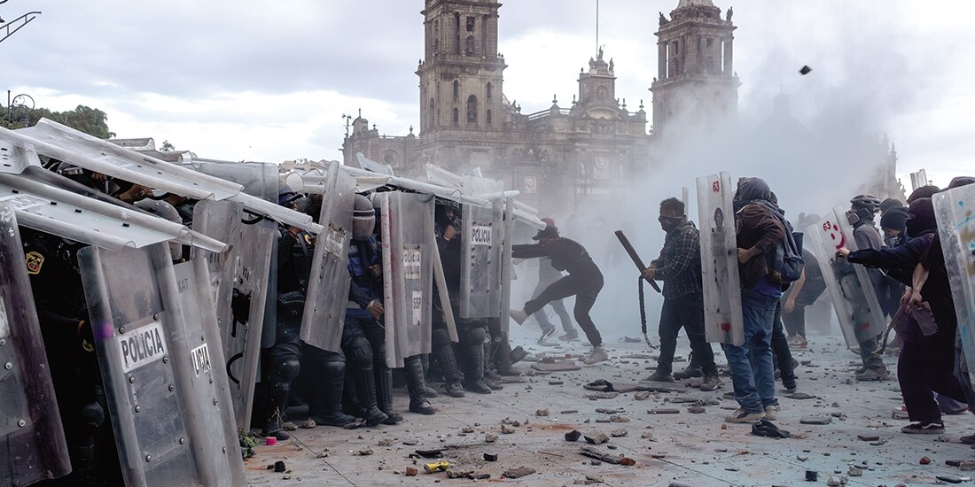 Enfrentamiento entre el bloque negro y policías, en el Zócalo, el 2 de Octubre.