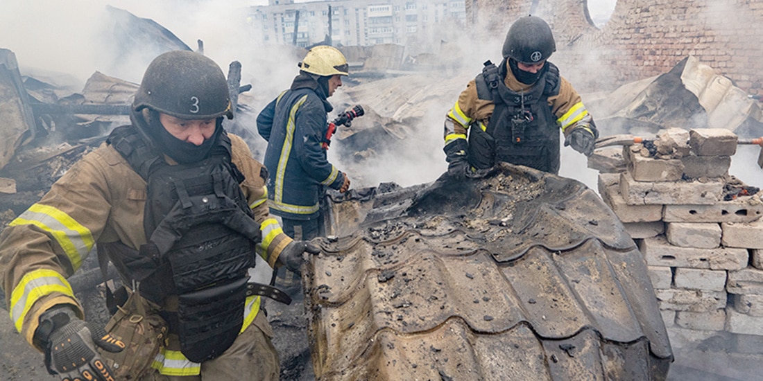 Bomberos ucranianos controlan un incendio dañado por un ataque aéreo ruso, ayer, en la región de Járkov