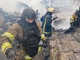 Bomberos ucranianos controlan un incendio dañado por un ataque aéreo ruso, ayer, en la región de Járkov
