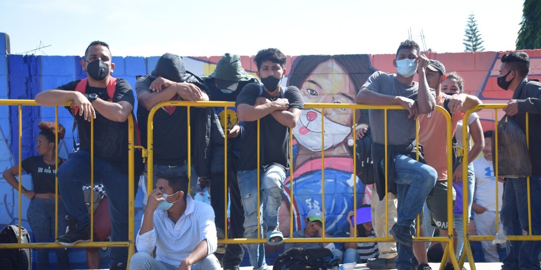 Migrantes a las afueras del Instituto Nacional de Migración en Tapachula, el jueves, para conocer su situación.