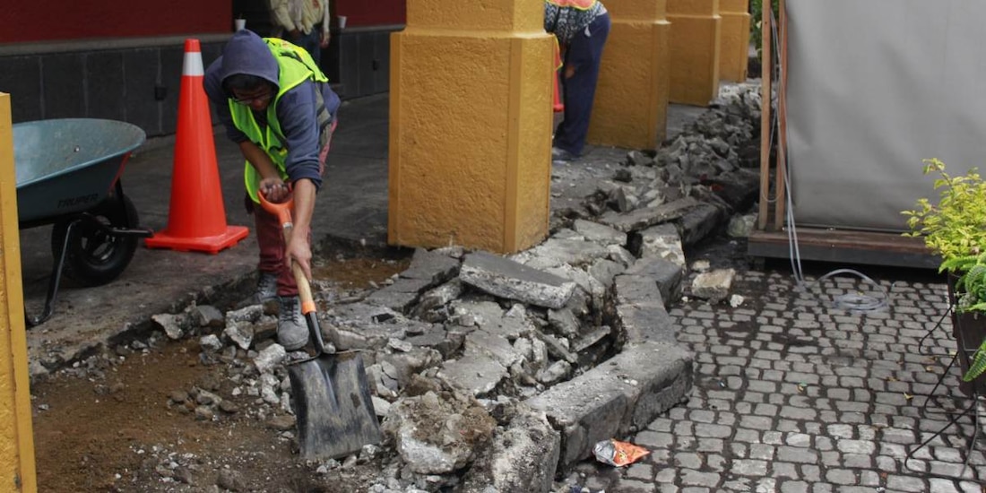 Rehabilitan banquetas del Centro Histórico de Coyoacán.