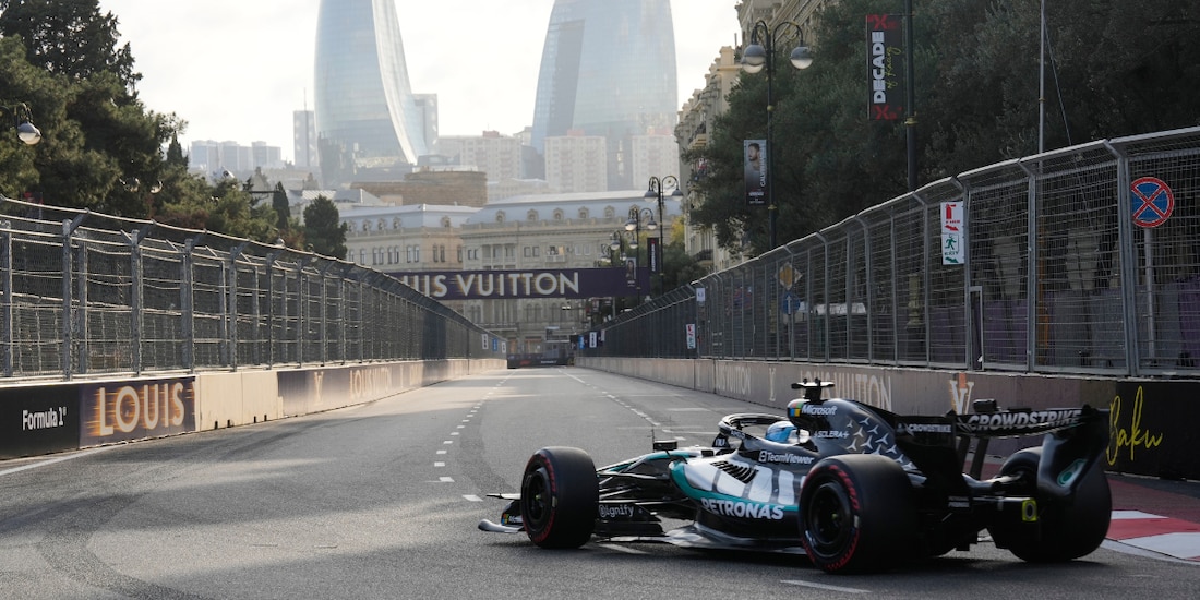 El Mercedes de George Russell en la clasificación del Gran Premio de Azerbaiyán de F1.