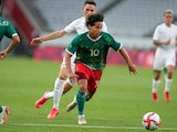 Diego Lainez conduce el balón durante el juego entre México y Francia en el debut de ambas selecciones en Tokio 2020 el pasado 22 de julio.