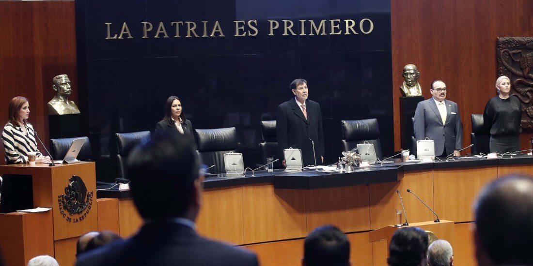 Senadores ofrecieron un minuto de silencio por las víctimas mortales del Covid-19, ayer.