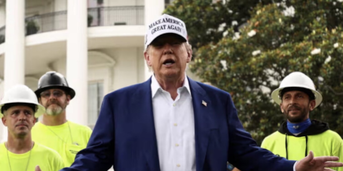 Donald Trump habla con los medios de comunicación en la Casa Blanca, ayer.