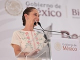 Presidenta de México anuncia obras de agua potable y la cancelación de la presa La Parota en Acapulco.