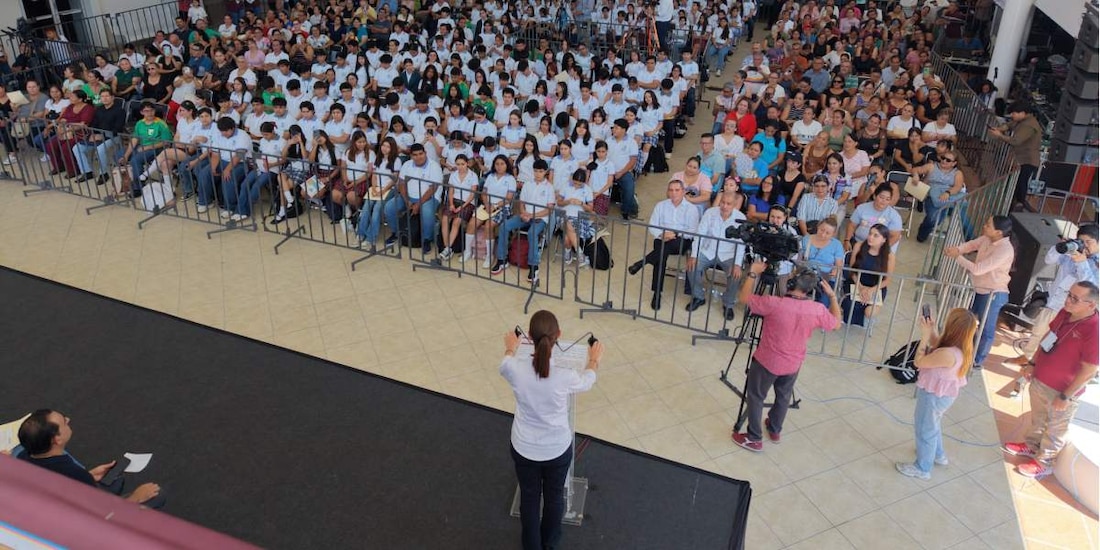 La defensa de la cobertura universal de los apoyos educativos y la entrega de tarjetas fueron encabezadas por la presidenta de México, Claudia Sheinbaum Pardo.