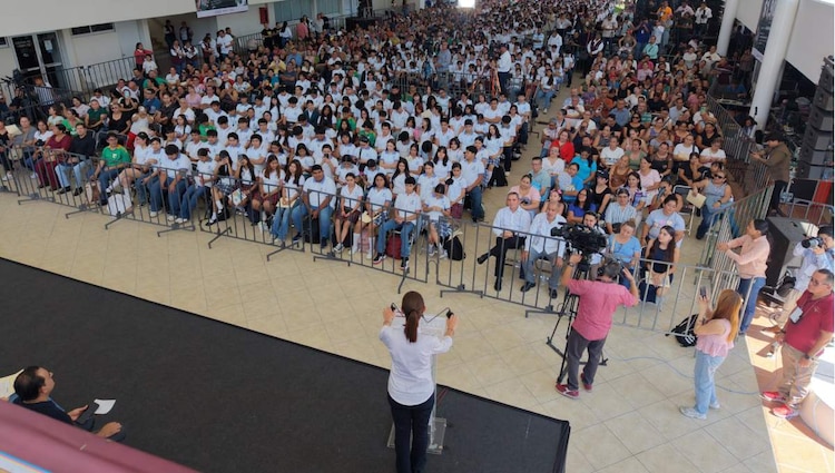 La defensa de la cobertura universal de los apoyos educativos y la entrega de tarjetas fueron encabezadas por la presidenta de México, Claudia Sheinbaum Pardo.