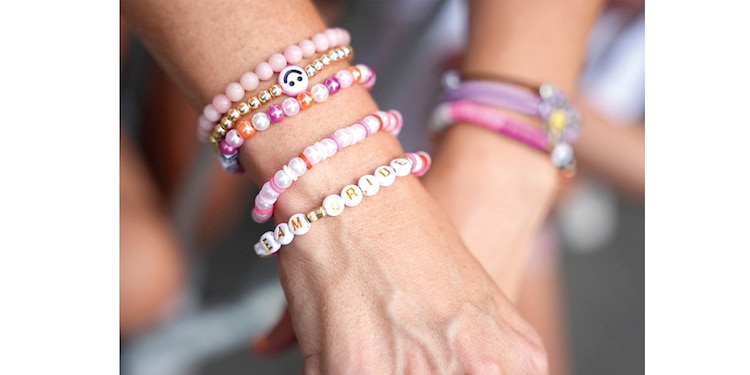 FANS lucieron friendship bracelets con motivos matrimoniales