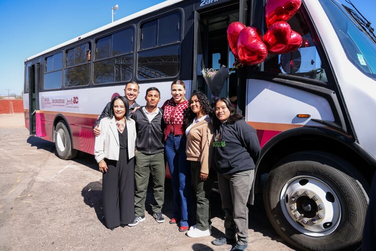 La goberadora Marina del Pilar Baja, junto a estudiantes.