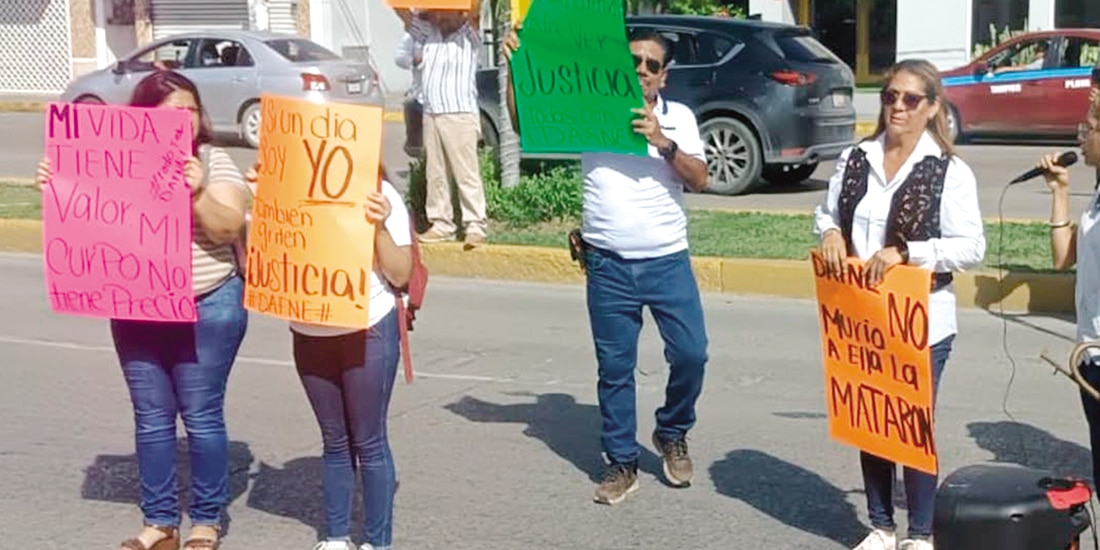 DECENAS DE MANIFESTANTES salieron ayer a las calles para exigir justicia.