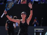 Garbiñe Muguruza festeja su victoria sobre Paula Badosa en las semifinales del Akron WTA Finals.