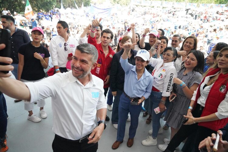 Candidatos de la Alianza Va por la CDMX se unen para mostrar apoyo a Mauricio Tabe en el Teatro Ángela Peralta.