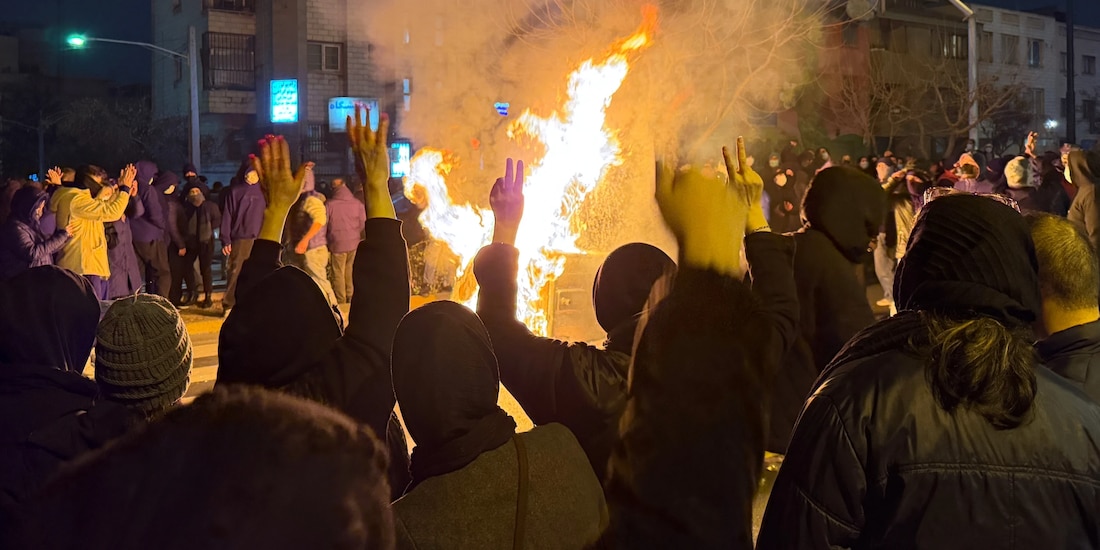 Protestas en Irán suman más de 2 mil 400 manifestantes asesinados, según ONG.