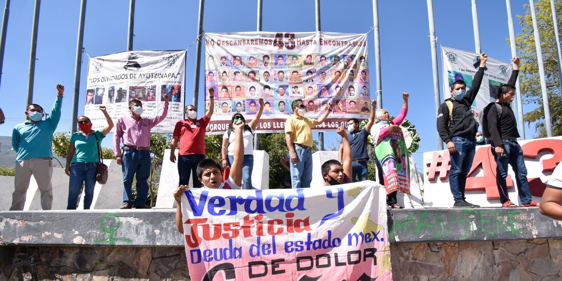 Los padres de los normalistas exigen la ubicación de sus hijos.