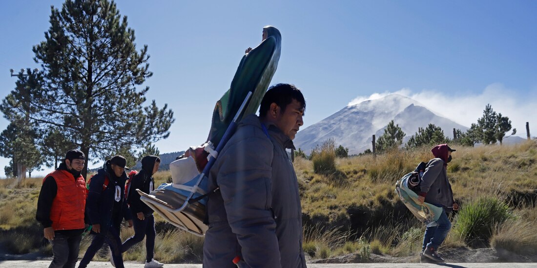 Peregrinos avanzan por el Paso de Cortés, Puebla, rumbo a la Basílica de Guadalupe para celebrar a la Virgen, ayer.