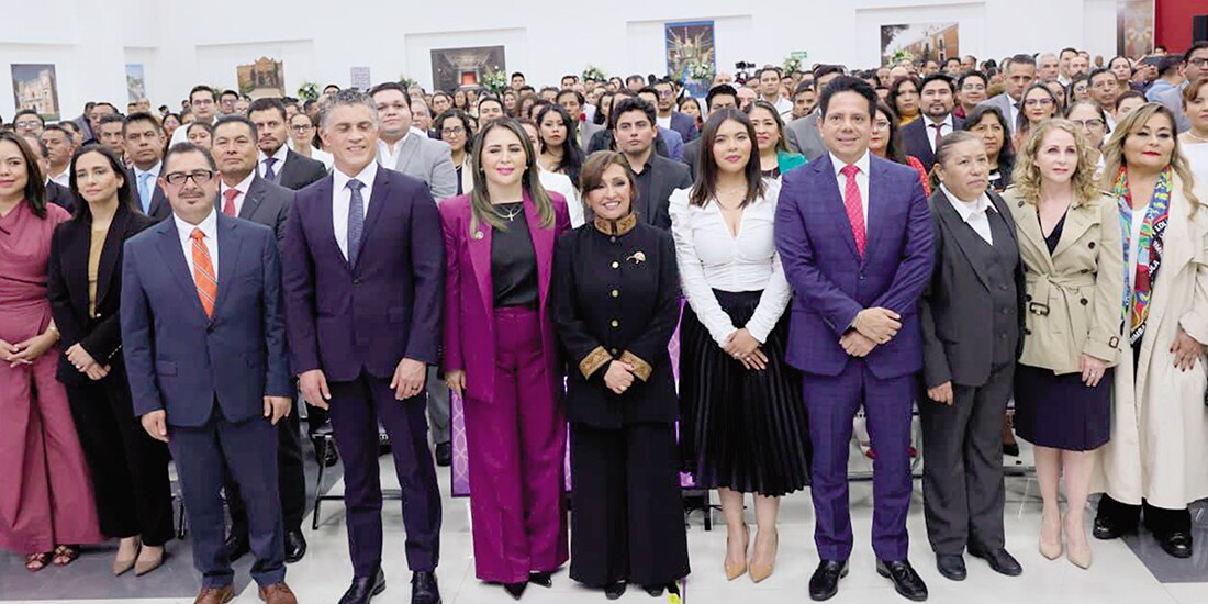 La gobernadora de Tlaxcala, Lorena Cuéllar (c. de negro), con los titulares del Legislativo y Judicial estatal, ayer.