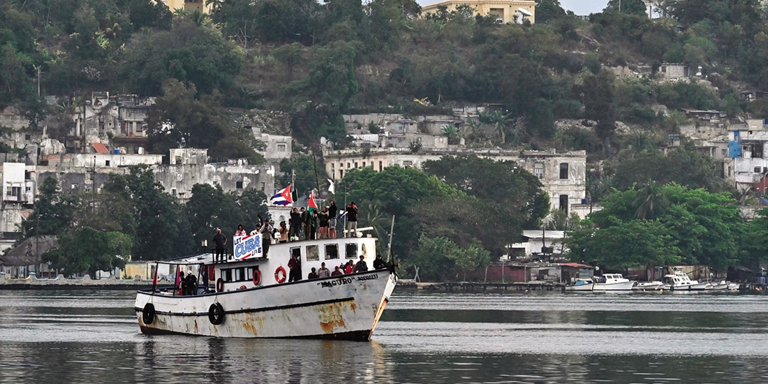 Activistas ondean banderas cubanas desde el buque Maguro, el 24 de marzo.