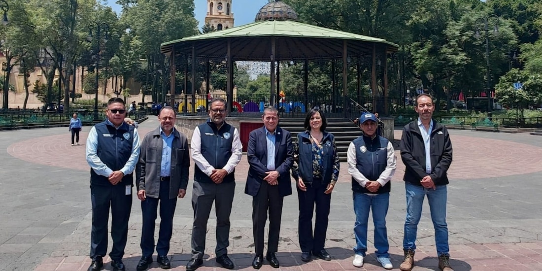 El alcalde Giovani Gutiérrez supervisó las obras de reforestación y colocación de luminarias en los renovados jardines del centro histórico.