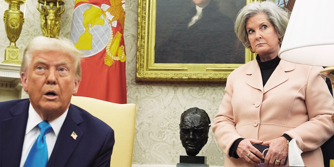 La jefa de gabinete de la Casa Blanca, Susie Wiles, escucha al presidente Donald Trump, en la Oficina Oval, el pasado 4 de febrero.