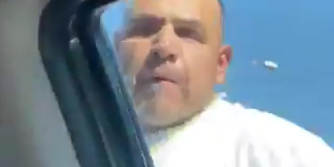 Golpea con un extintor.