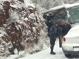 Seguridad de Chihuahua rescata a personas varadas por nieve en carretera.