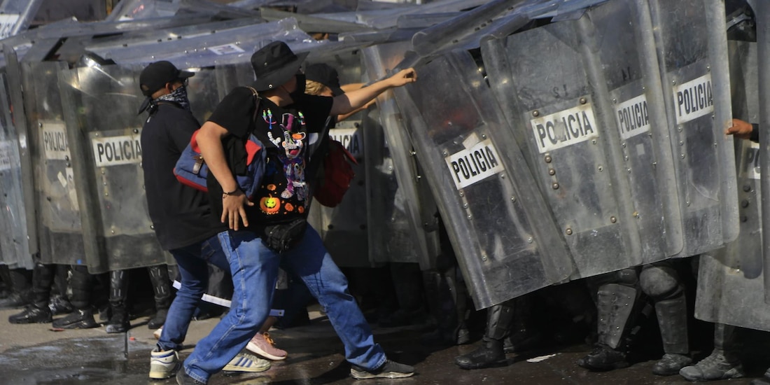 Enfrentamientos al final de la Marcha de la Generación Z dejan 100 policías lesionados.