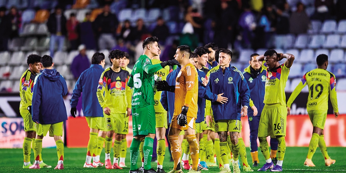 Los futbolistas azulcremas se lamentan después de otro partido en el que no suman de tres, ayer.