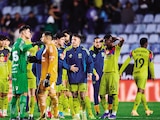 Los futbolistas azulcremas se lamentan después de otro partido en el que no suman de tres, ayer.