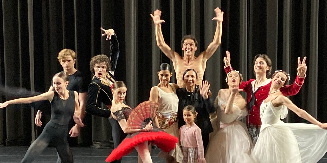 Elisa Carrillo, junto a los bailarines que forman parte de la Gala de Estrellas Elisa y Amigos.