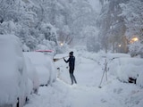 Un hombre quita nieve de su automóvil tras una fuerte nevada en Múnich, Alemania, el sábado 2 de diciembre de 2023